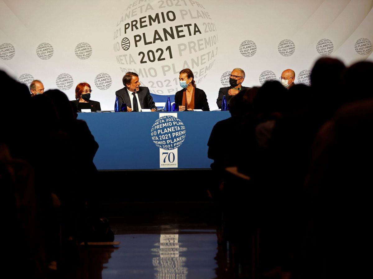 Foto: El presidente de Planeta, José Creuheras, junto a Rosa Regás y el resto del jurado. (EFE)