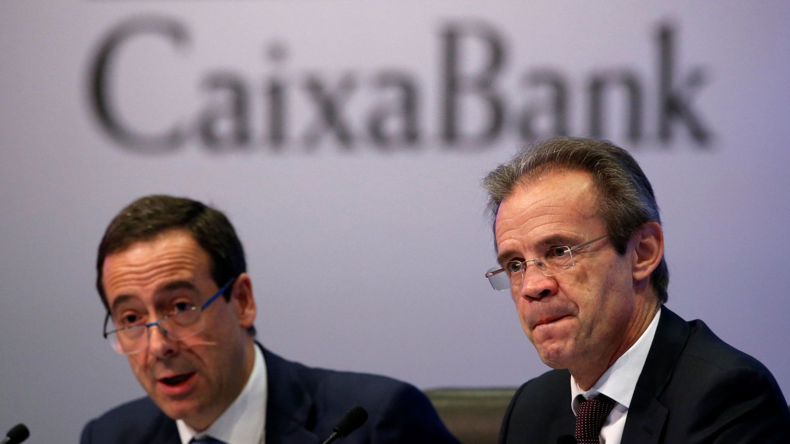 Foto: El consejero delegado de CaixaBank, Gonzalo Gortázar junto con el presidente de la entidad, Jordi Gual. (Reuters)