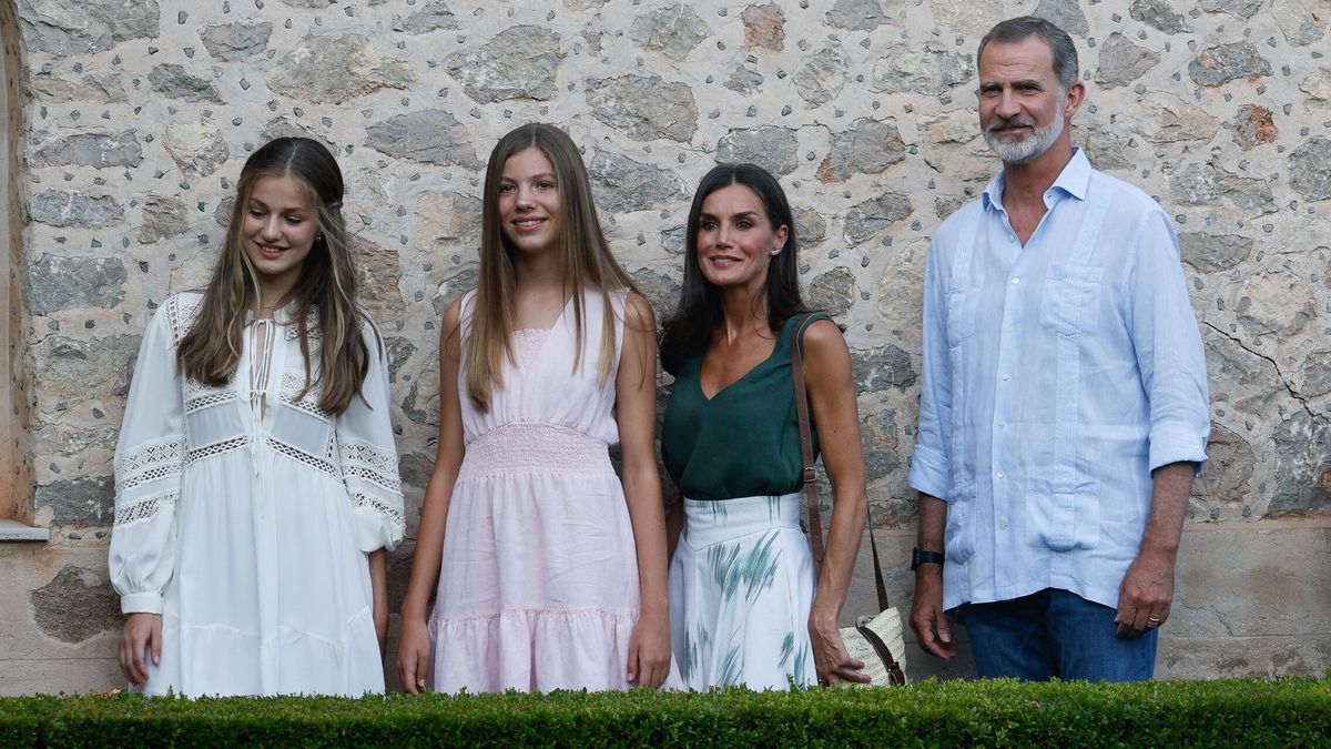 Felipe VI también estrenó look en el posado de Mallorca: tenemos los detalles de su guayabera