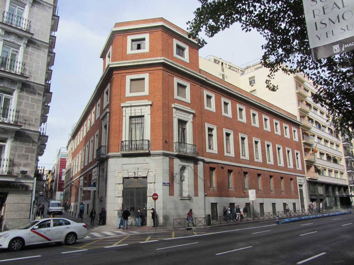 Foto: Fachada del edificio situado en el Paseo del Prado número 30.