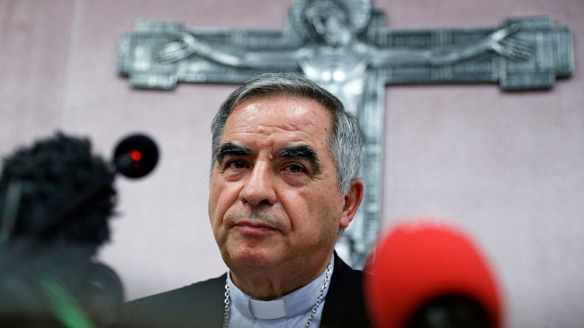 El Vaticano incluye al acusado cardenal Becciu en la lista de no electores