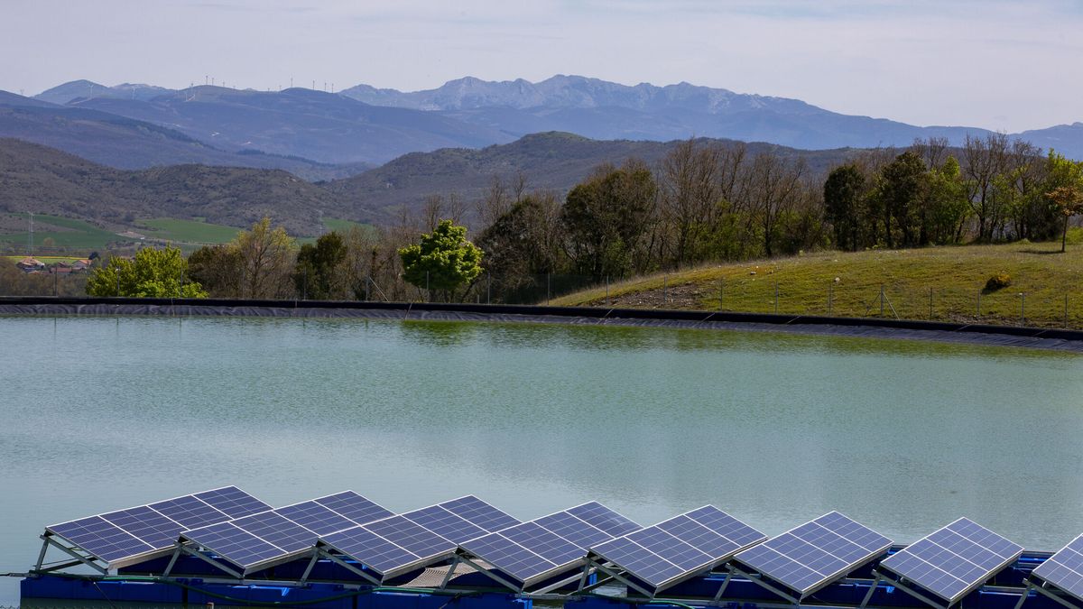 El Gobierno estudia lanzar una subasta para instalar paneles solares flotantes en embalses