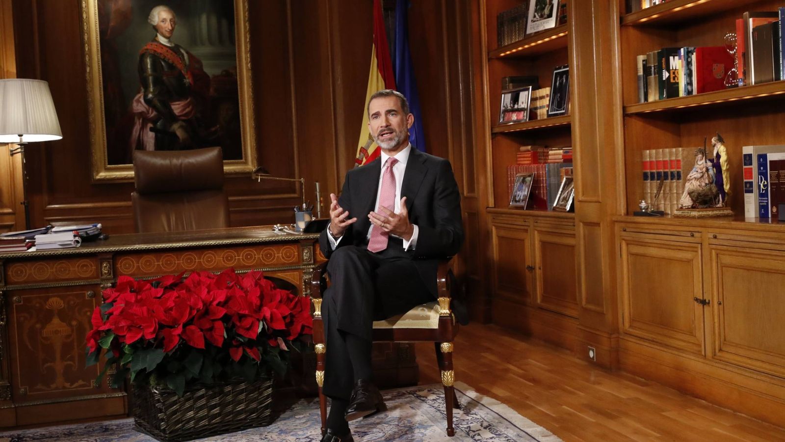Foto: El Rey, en su despacho, durante el mensaje de Navidad (Casa Real)