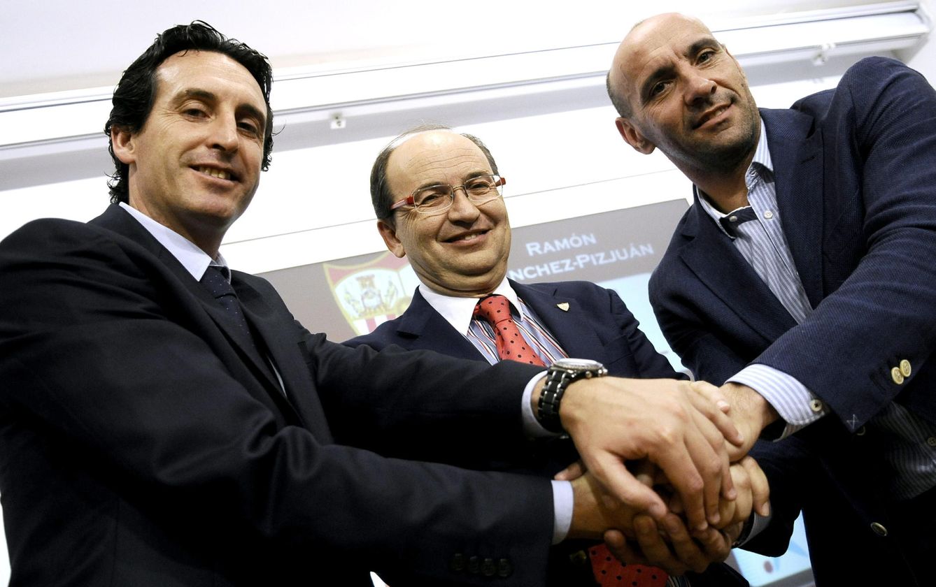 Monchi, con el presidente del Sevilla FC, José Castro, y su entrenador, Unai Emery. (Efe)
