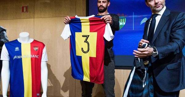 Foto: Gerard Piqué posa con la camiseta del FC Andorra el pasado mes de abril. (EFE)