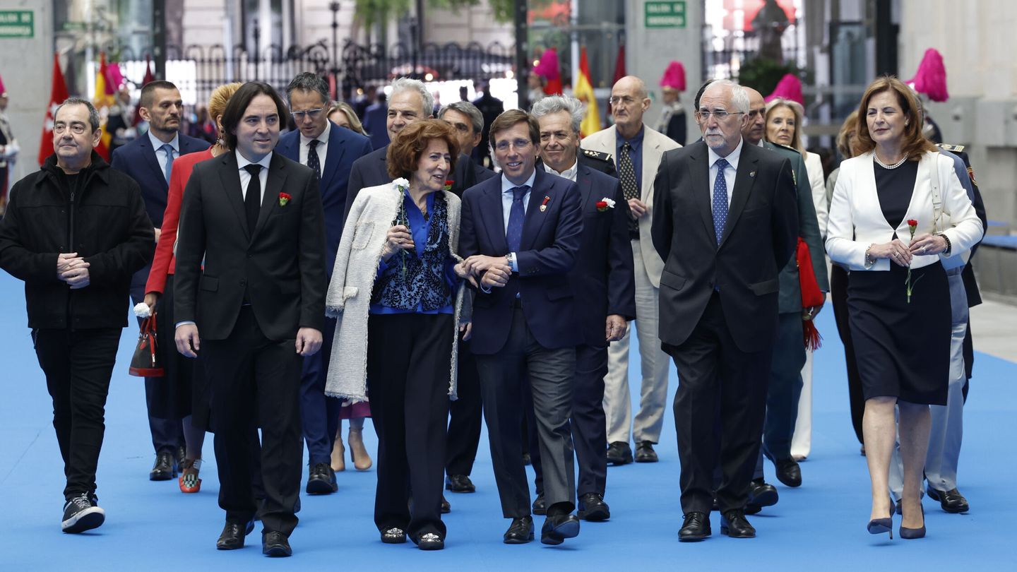 El alcalde de Madrid, José Luis Martínez-Almeida, a su llegada al acto de entrega de las Medallas de Honor y de Madrid del Ayuntamiento con motivo de la festividad de San Isidro. (EFE/Zipi)