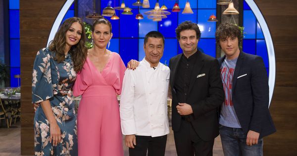 Foto: Eva González y el jurado de 'MasterChef Celebrity 2' con José María Kao. (RTVE)
