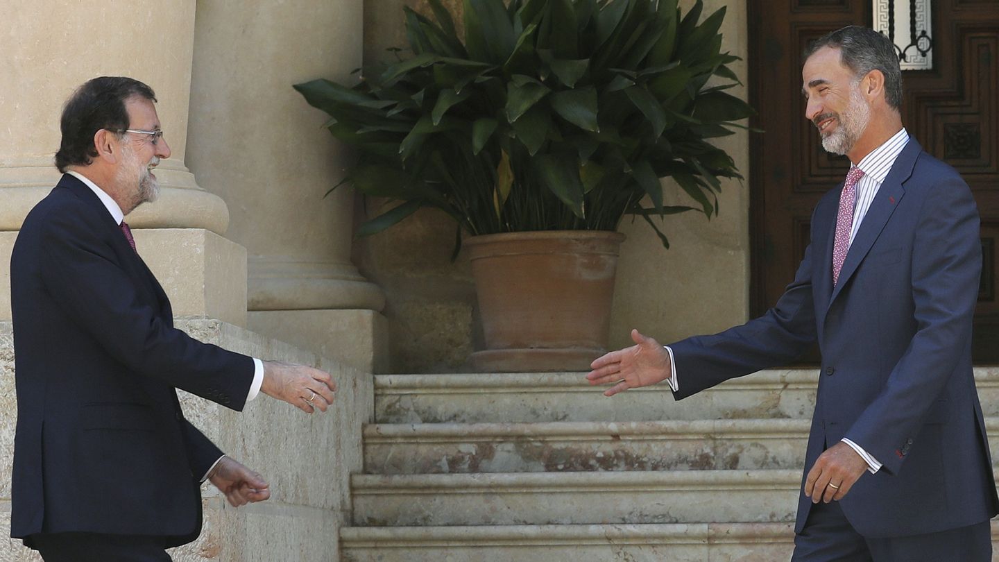 El Rey Felipe VI y el presidente del Gobierno, Mariano Rajoy, en la entrada del Palacio de Marivent. (EFE)