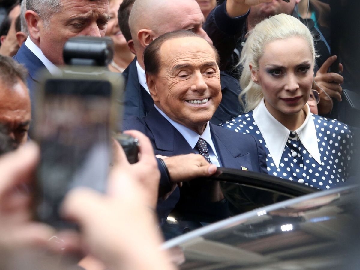 Foto: Berlusconi y su pareja, en las elecciones de Italia. (EFE/Matteo Bazzi)