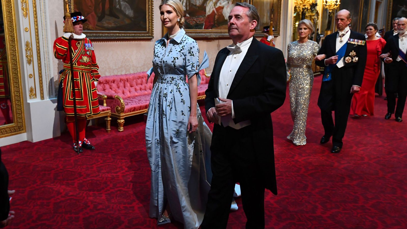 Foto: Ivanka Trump y Liam Fox en Buckingham Palace. (Reuters)