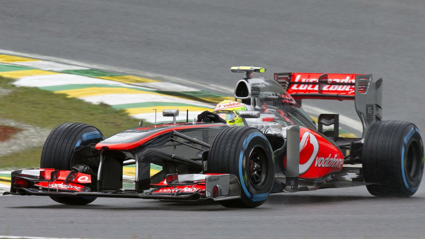 Checo Pérez al volante del McLaren en 2013 durante los entrenamientos del GP de Brasil. (EFE)