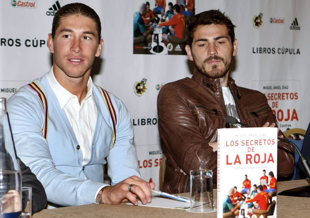 Foto: Aunque no siempre lo parezca, los futbolistas también leen. O, al menos, escriben libros sobre ellos. (Efe/Mondelo)