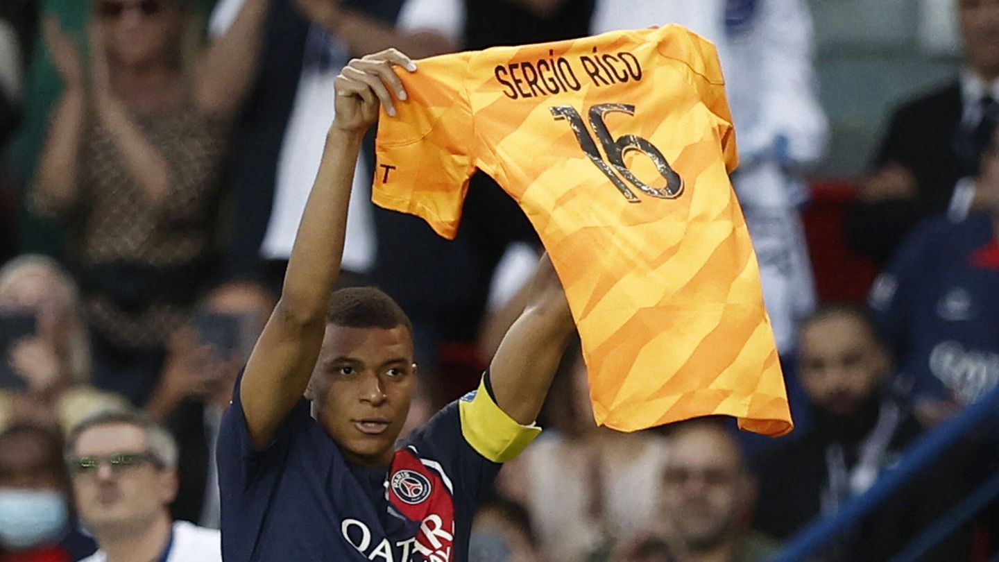 Kylian Mbappé rinde homenaje a Sergio Rico con la camiseta del guardameta. (Reuters/Benoit Tessier)