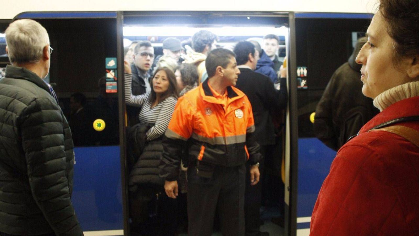 Foto: Vigilante de seguridad en el metro. (EFE)