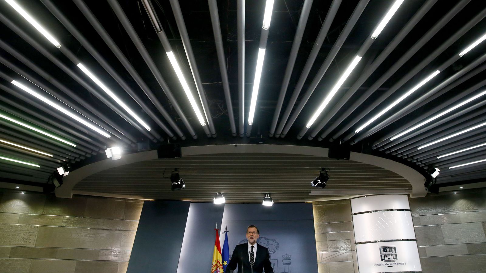 Foto: Mariano Rajoy tras declinar la oferta del Rey de ser candidato a la presidencia del Gobierno. (EFE)