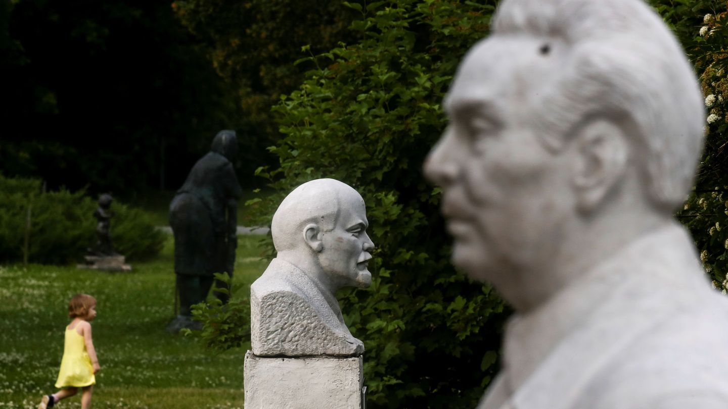 Estatuas de Vladimir Lenin y Leonid Brezhnev en el Parque Muzeón de Moscú (Reuters)
