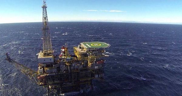 Foto: Plataforma petrolífera explotada por Repsol en la costa de Tarragona. 