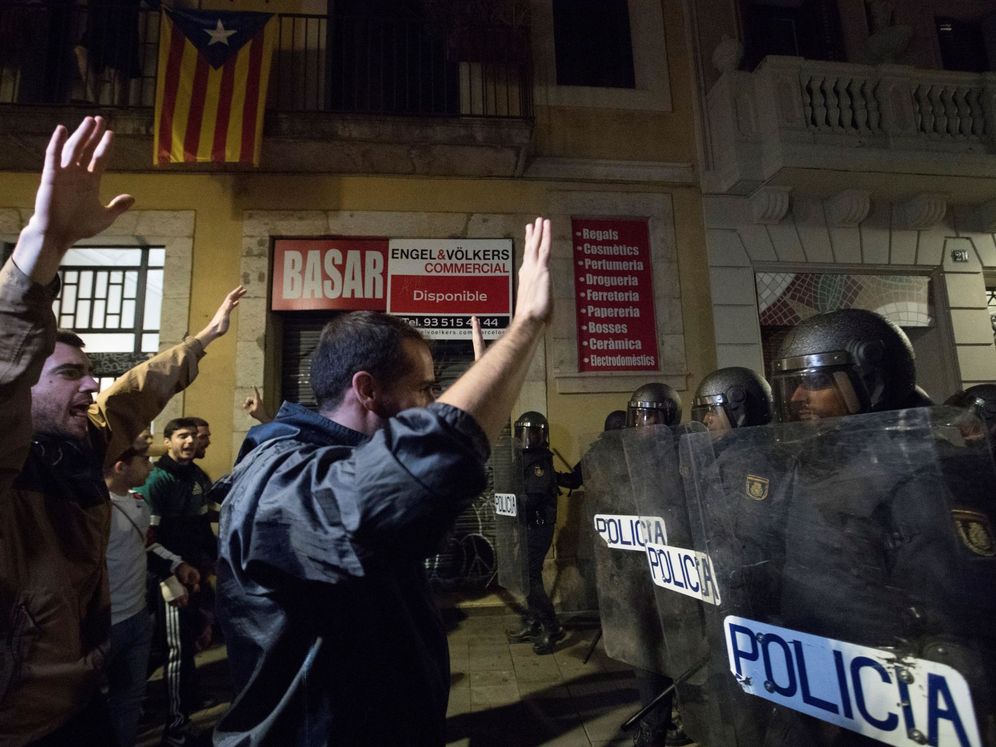 Foto: Agentes de la Policía Nacional durante los enfrentamientos en Barcelona. (EFE)