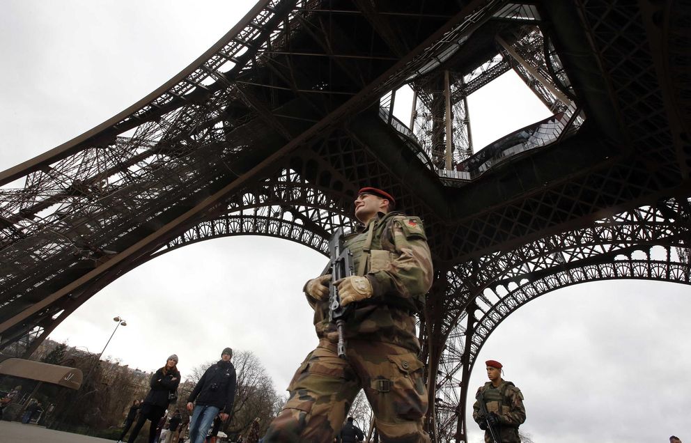 Un soldado, bajo la Torre Eiffel, ayer sábado, en París. (Reuters)