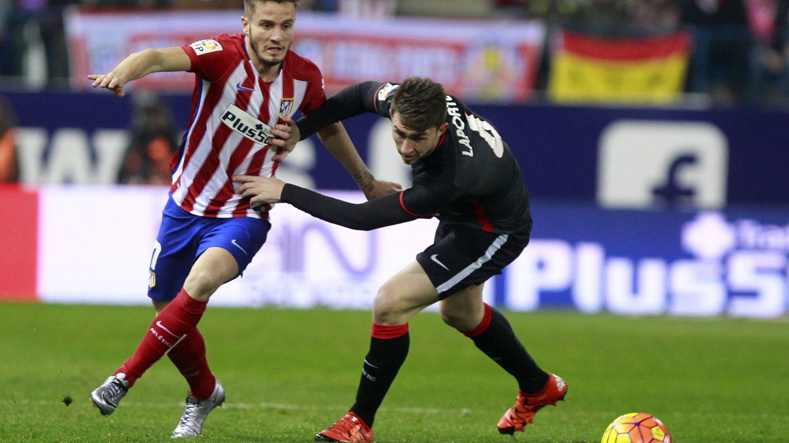 Foto: Saúl se va de Laporte, en el Atlético-Athletic del Calderón. (EFE)