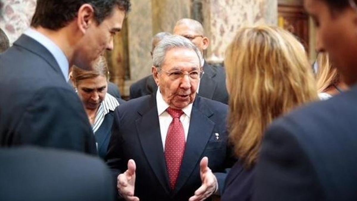 Sánchez difunde fotos con Raúl Castro tras la polémica por el viaje de Zapatero