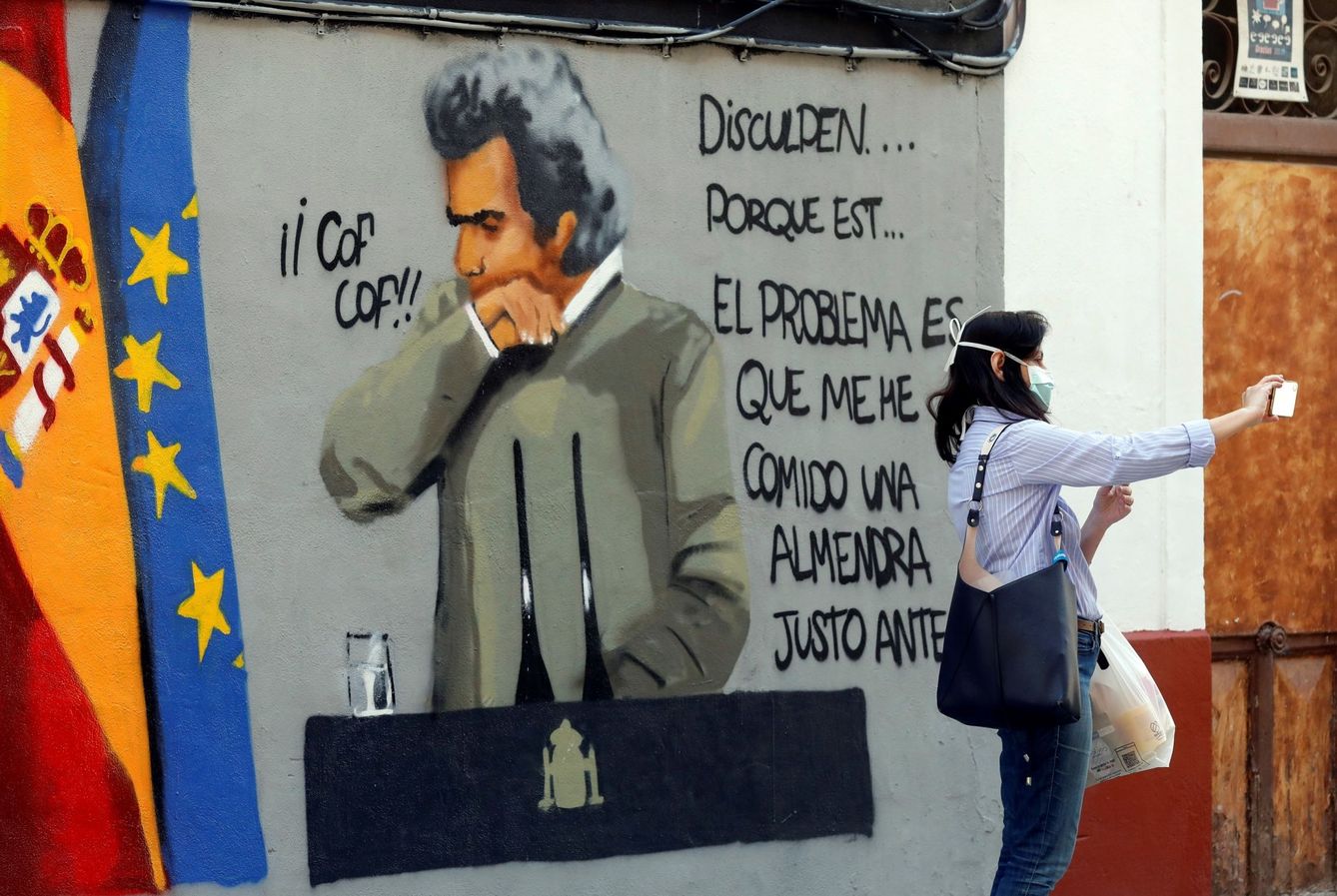 Un grafitti del artista valenciano J.Warx del director del Centro de Coordinación de Alertas y Emergencias Sanitarias, Fernando Simón, en el barrio de Benimaclet de Valencia. (EFE)