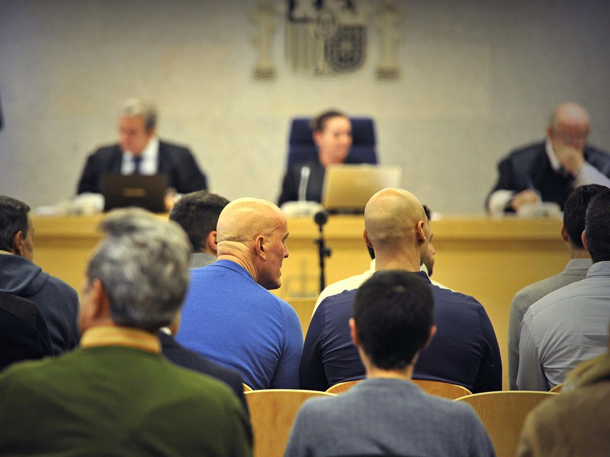 Foto: Cásper y su banda en el juicio en la Audiencia Nacional, en 2014. (EFE)