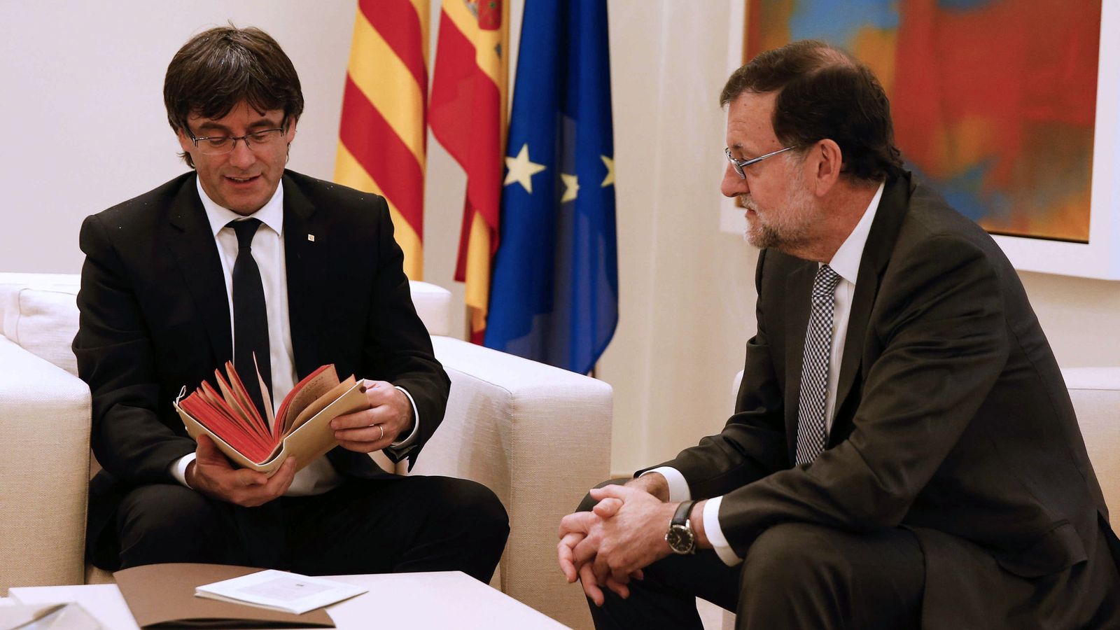 Foto: El presidente de la Generalitat, Carles Puigdemont, y el presidente del Gobierno en funciones, Mariano Rajoy. (EFE)