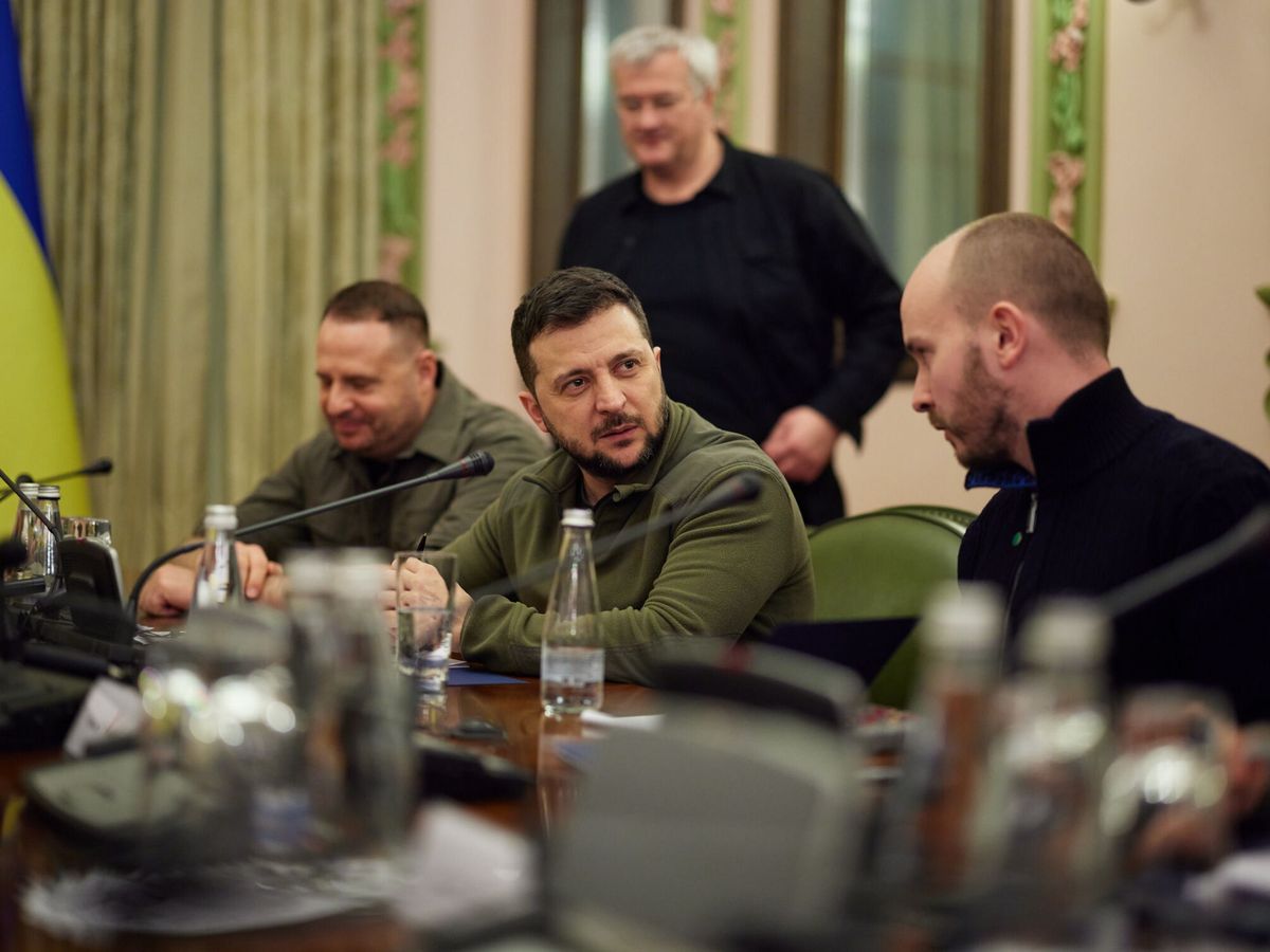 Foto: Zelenski, con su equipo de Gobierno, en Kiev. (EFE/EPA/Presidencia de Ucrania)