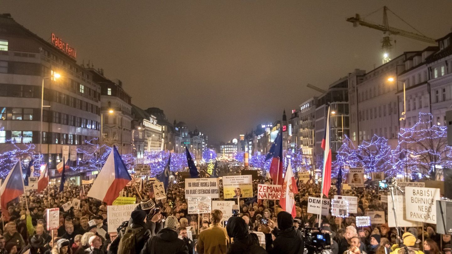 Miles de personas se manifiestan para pedir la dimisión del primer ministro, Andrej Babis, en Praga. (EFE)