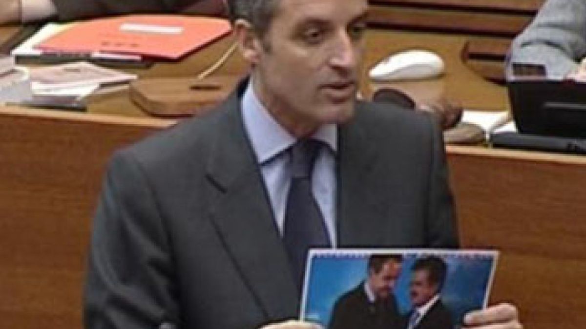 Camps se defiende de las sospechas de corrupción con una foto de Ulibarri con Zapatero