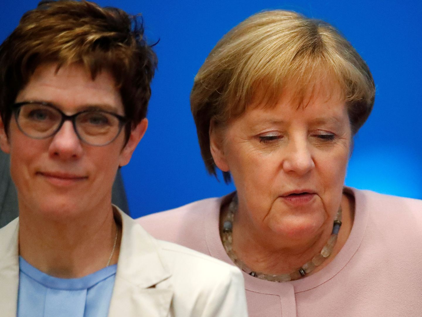 Merkel junto a su sucesora al frente de la CDU. (Reuters)