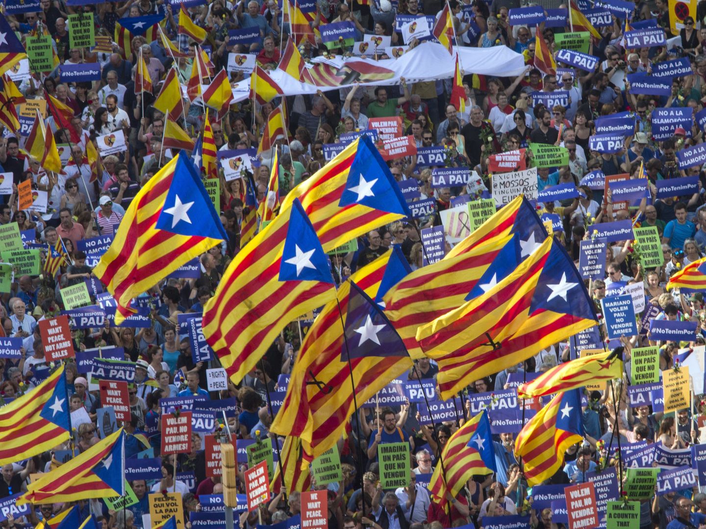 Banderas independentistas, delante de otras españolas en la manifestación de Barcelona. (EFE)