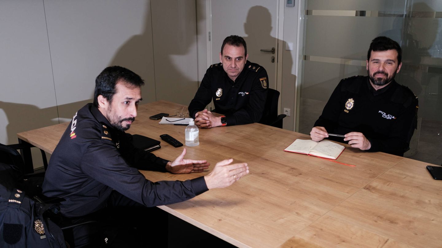 Agentes de la Unidad Central de Ciberdelincuencia de la Policía en la Comisaría de Canillas de Madrid. (S. B.)