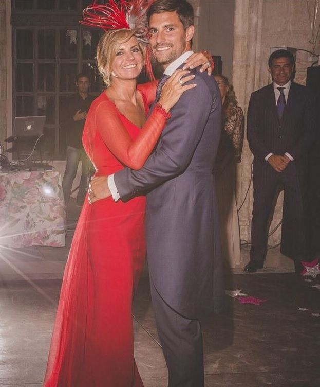 Foto: Adrián González y su madre el día de su boda (Instagram)