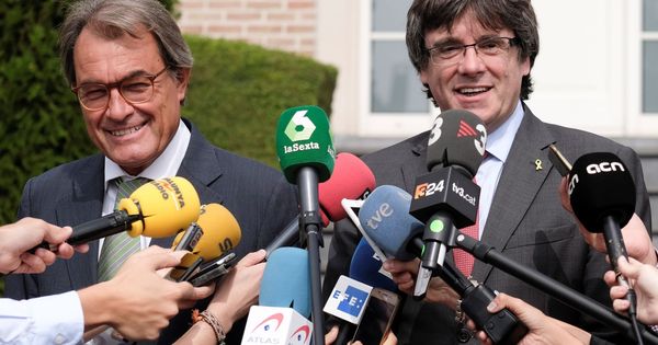 Foto: Los expresidentes catalanes Artur Mas (i) y Carles Puigdemont (d) se dirigen a los medios de comunicación tras una reunión en Waterloo. (EFE)