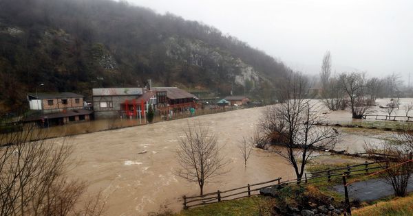 Foto: Inundaciones al desbordarse el río Nalón. (EFE)