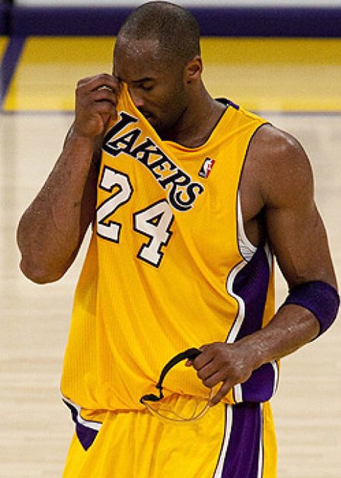 Foto: La peor noche en la carrera de Kobe Bryant vuelve a condenar Los Lakers