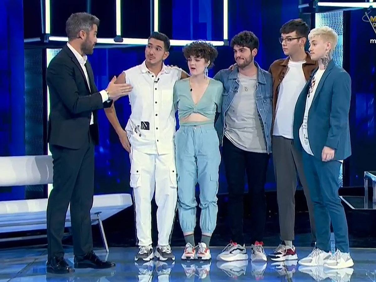 Foto: Roberto Leal junto a Bruno, Anne, Rafa, Flavio y Hugo, en la gala 5 de 'OT 2020'. (TVE)