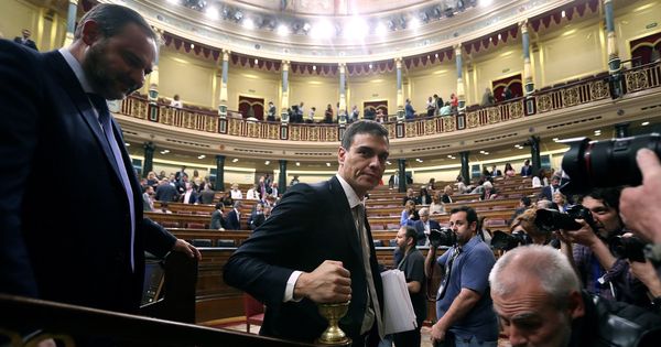 Foto: El líder del PSOE, Pedro Sánchez (c), abandona el hemiciclo tras finalizar el debate de la moción de censura. (EFE)