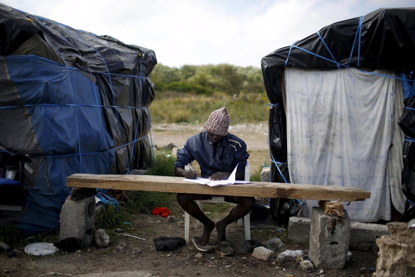Faris, procedente de Sudán, estudia francés en el campamento de refugiados 'La Jungla'. (Reuters)