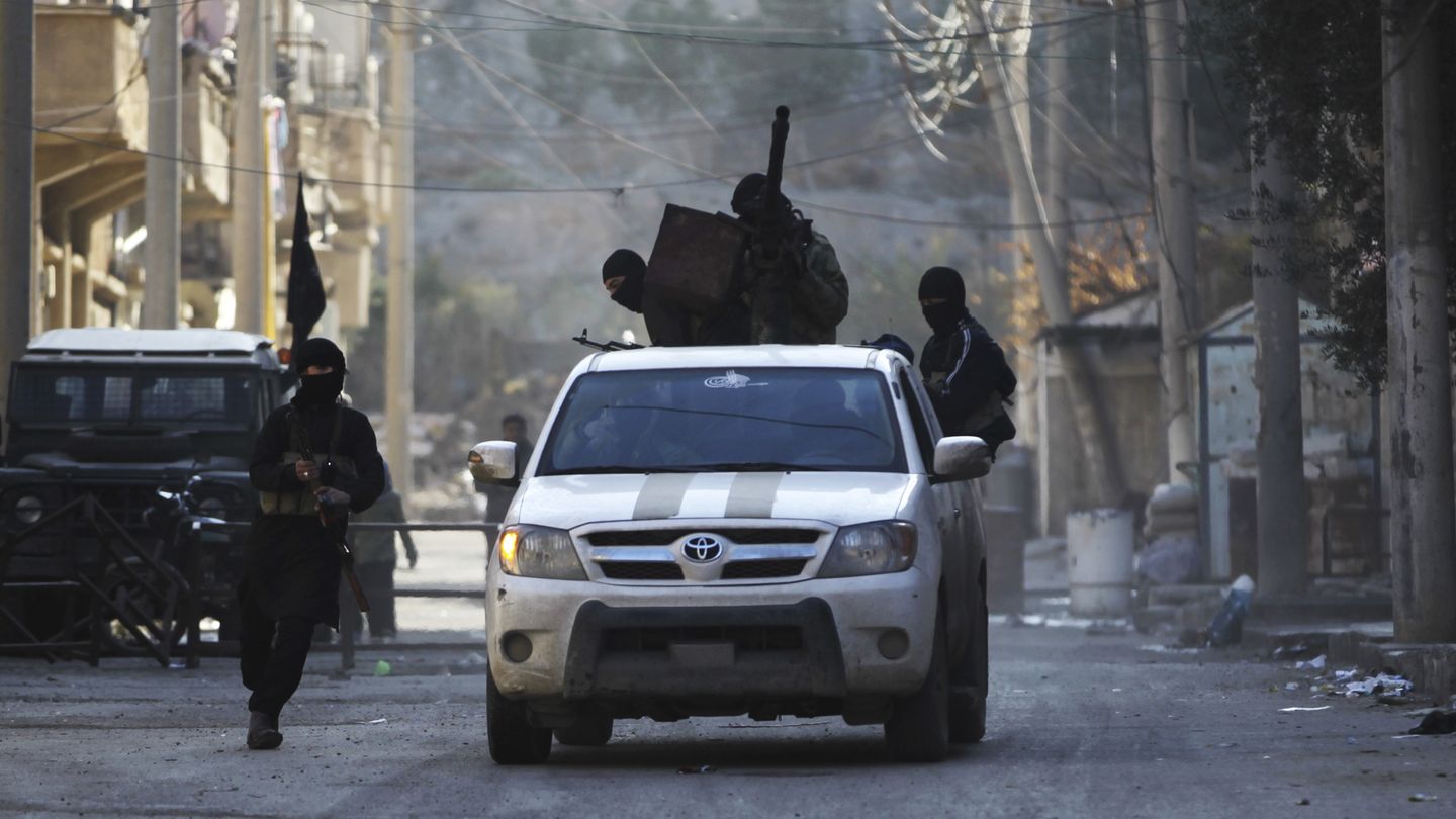 Milicianos del Frente Al Nusra durante combates en Deir al-Zor, al este de Siria (Reuters).