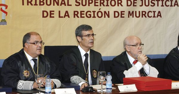 Foto: A la derecha, el ex fiscal superior de Murcia Manuel López Bernal, en una fotografía de archivo. (EFE)