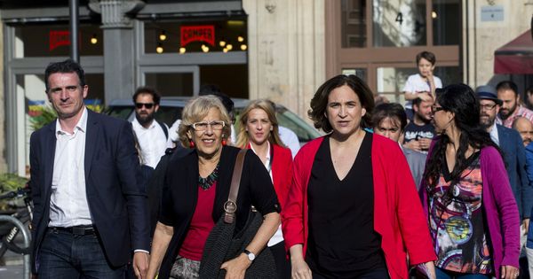Foto: Las alcaldesas de Madrid y Barcelona, Manuela Carmena y Ada Colau. (EFE)