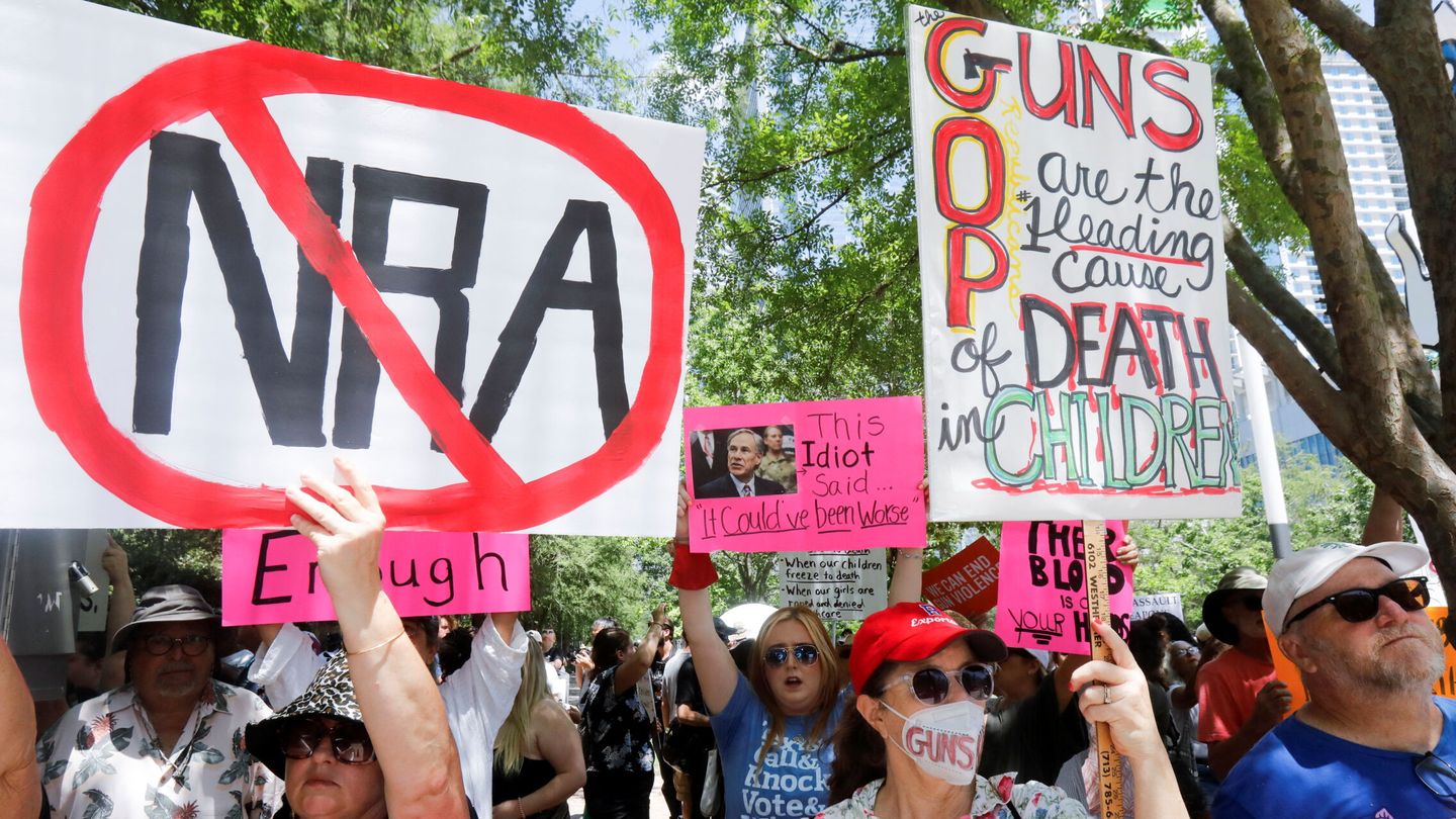 Protestantes contrarios a la posesión libre de armas a las fueras del evento. (Reuters/Kramer)