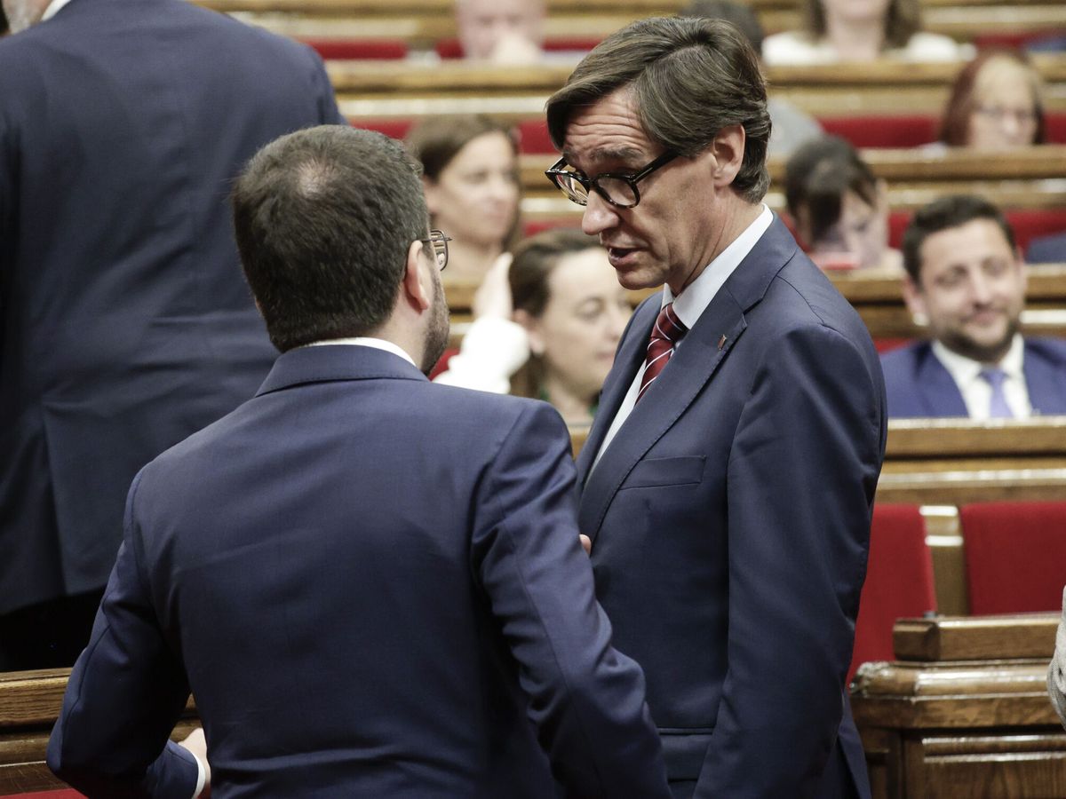 Foto: El presidente de la Generalitat, Pere Aragonès, conversa con el líder del PSC, Salvador Illa (d). (EFE/García)