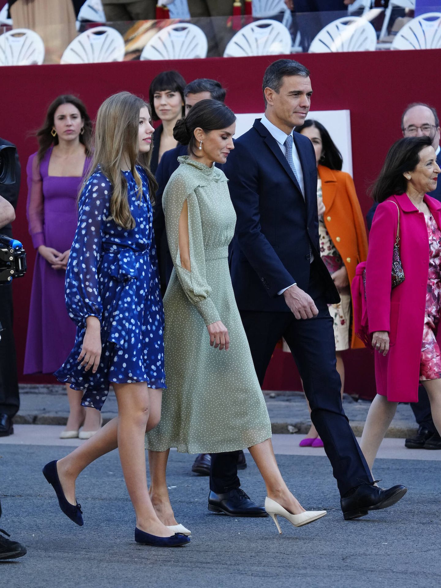 La infanta Sofía, junto a la reina Letizia y Pedro Sánchez. (Limited Pictures)