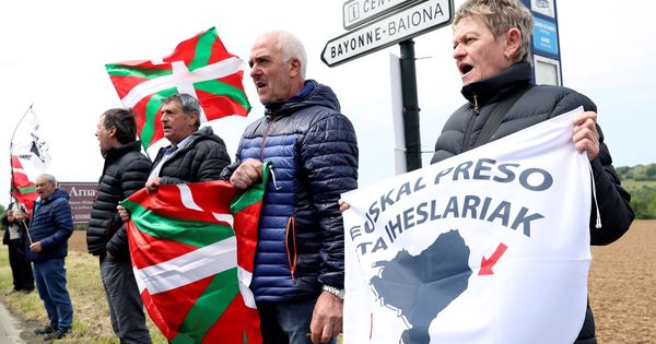 Foto: impatizantes de la izquierda abertzale piden la amnistía para los presos de ETA frente a Villa Arnaga de Cambo (Francia). (EFE)
