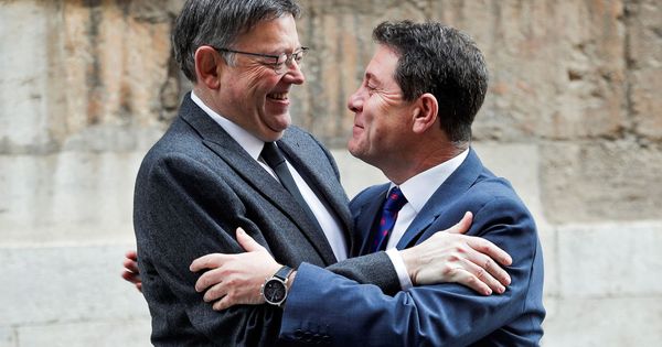 Foto: Los presidentes de Valencia y Castilla-La Mancha, Ximo Puig y Emiliano García-Page, se saludan a las puertas del Palau, este 20 de enero. (EFE)
