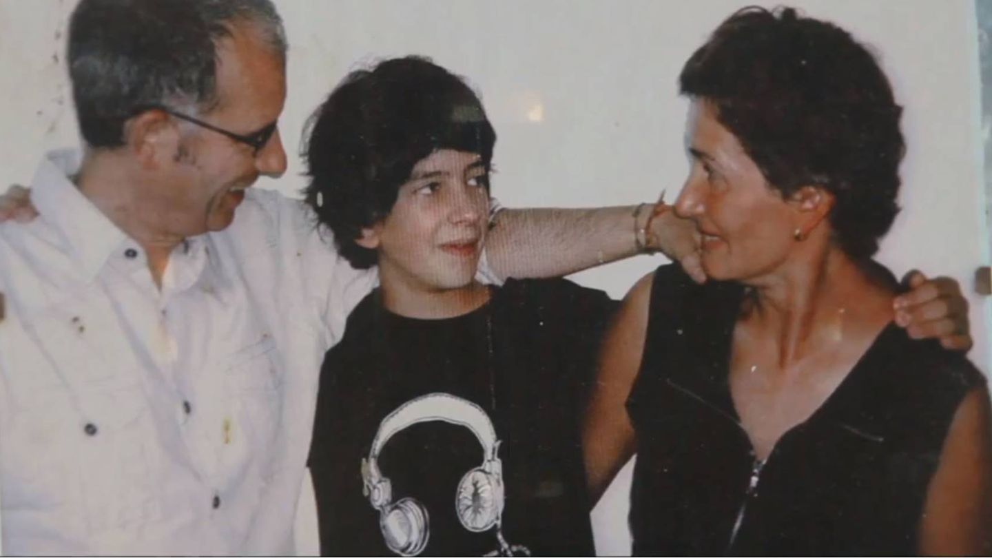 Mikel junto a su familia, en una fotografía que recoge el documental